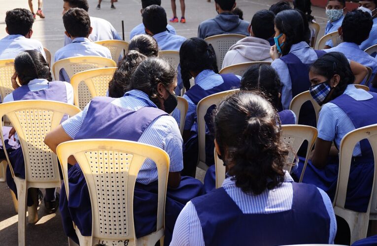 प्रवासी बच्चों की पढ़ाई के लिए पोर्टेबल कक्षा की अनूठी पहल