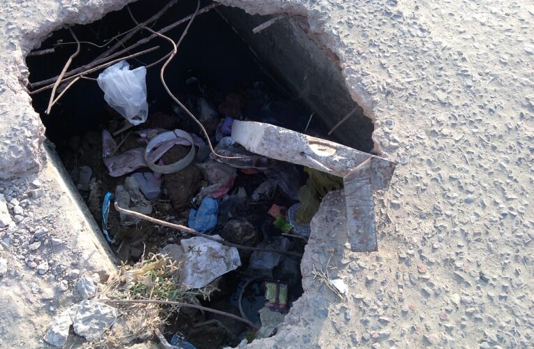आगरा में पालीवाल पार्क के सामने अचानक धंसी सड़क