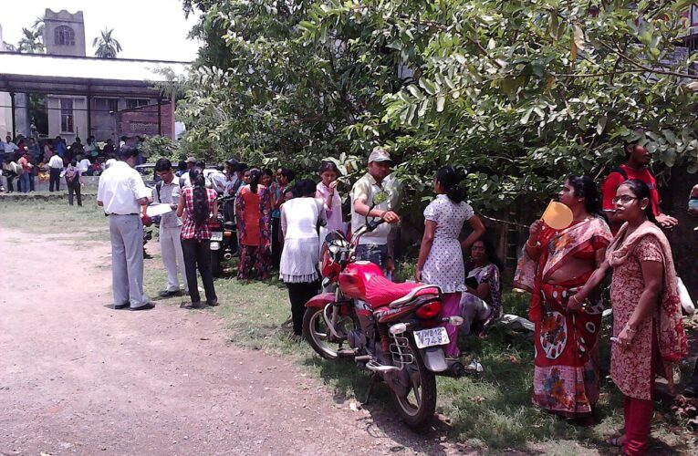 पीईटी परीक्षा से पहले हापुड़ में डीएम-एसपी ने किया निरीक्षण
