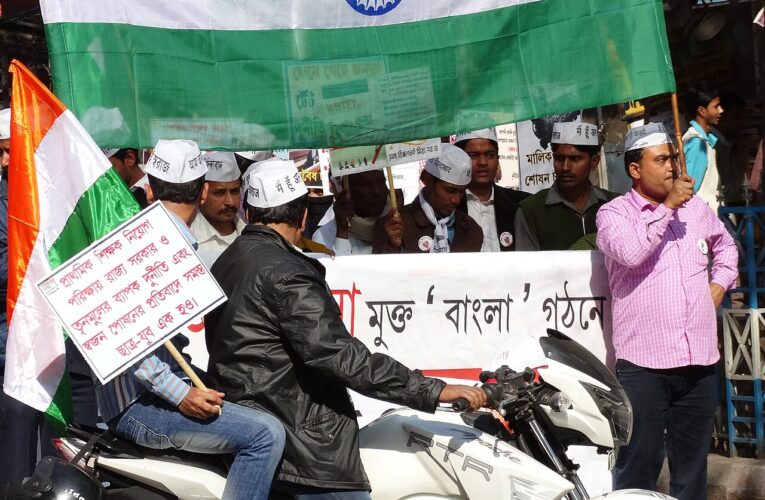 बच्चों को ढाल बनाने वालों पर एफआईआर, एनएचआरसी के निर्देश