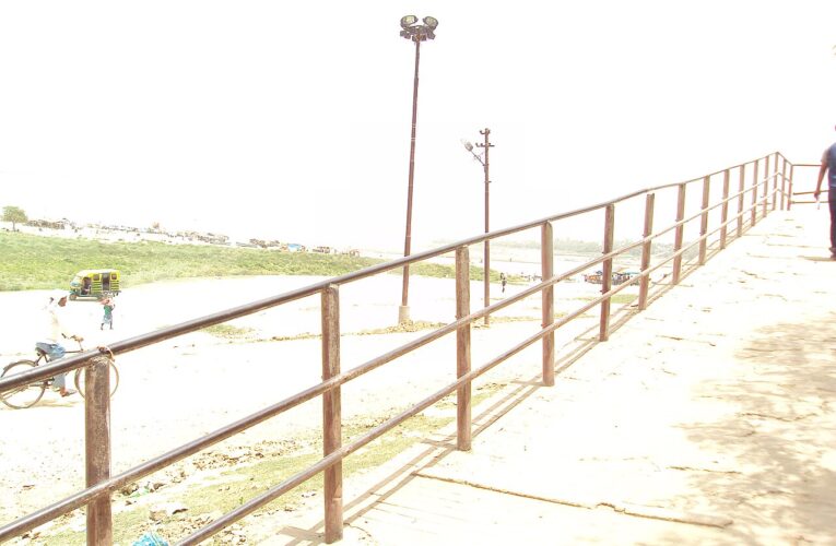 प्रयागराज में मतदाता पर्चियों में गड़बड़ी, आयोग ने दी सफाई