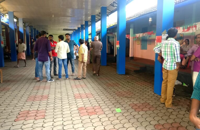 लखनऊ में बाढ़ प्रभावित परिवारों को बांटी राहत सामग्री