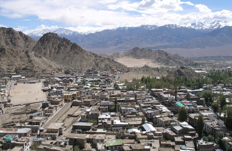 लद्दाख के सभी आठ जिलों में बनेंगी हिल काउंसिल