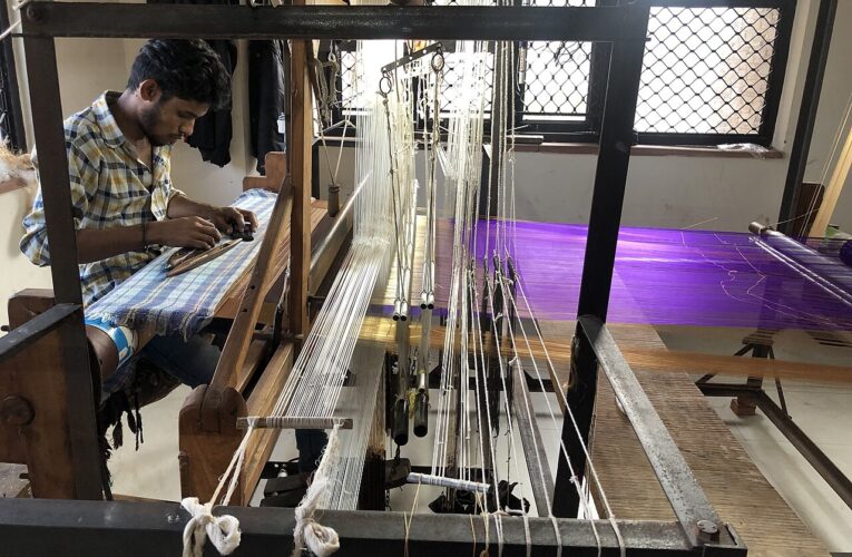 टेक्सटाइल निर्यात में बढ़त, हथकरघा उत्पादों की माँग तेज़