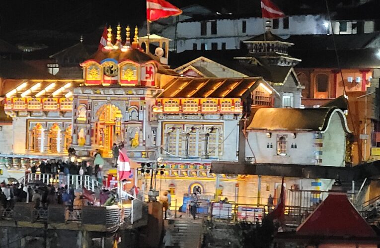 अयोध्या दीपोत्सव में सरयू घाटों पर दीयों की जगमग छाई