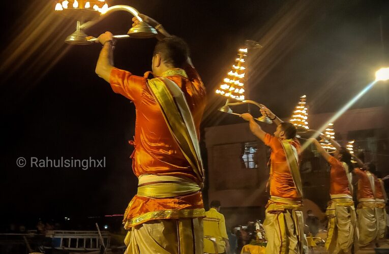 गंगा आरती में शामिल हुए हज़ारों श्रद्धालु, घाटों पर छाई रौनक