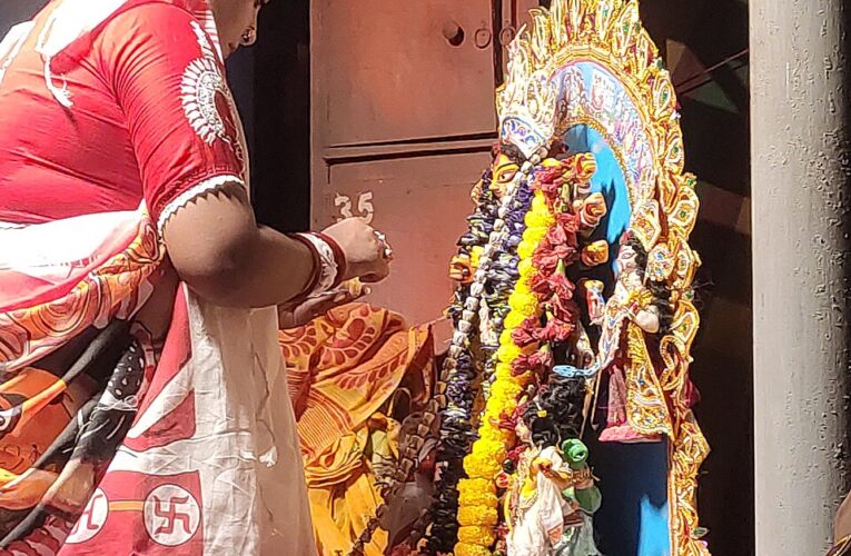 त्योहारी मौसम में मंदिरों-घाटों पर श्रद्धालुओं की भीड़ उमड़ी