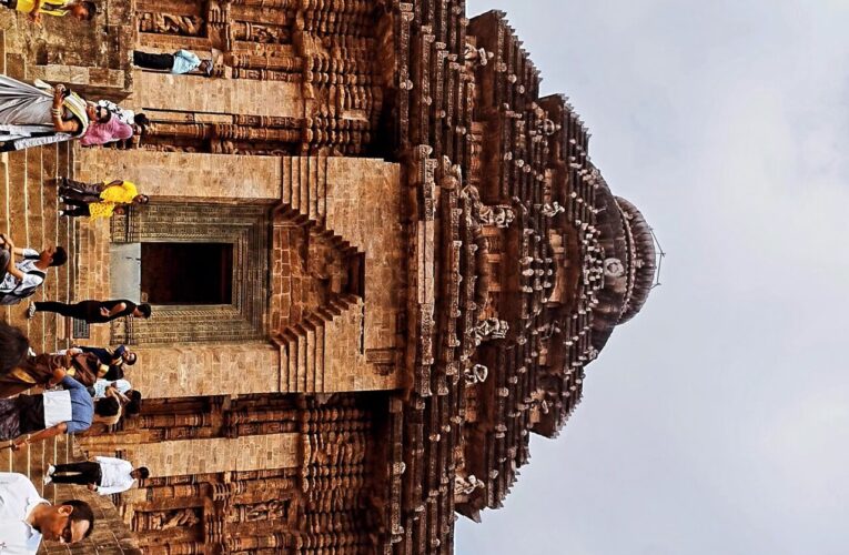 करवा चौथ पर सुहागिनों का व्रत, चांद के दीदार का इंतज़ार