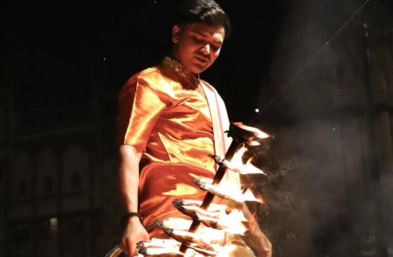 त्योहारी दिनों में सत्संग और भंडारों में उमड़ी श्रद्धालुओं की भीड़