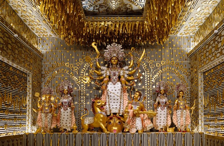 दीपावली पर दीयों और रंगोली से जगमग हुए घर आंगन