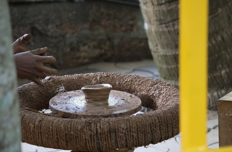दीपावली से पहले कुम्हारों की दीये की माँग बढ़ी