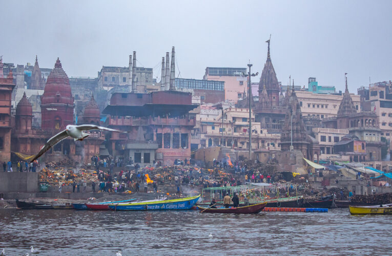 वाराणसी के घाटों पर गंगा की स्वच्छता और आस्था साथ है