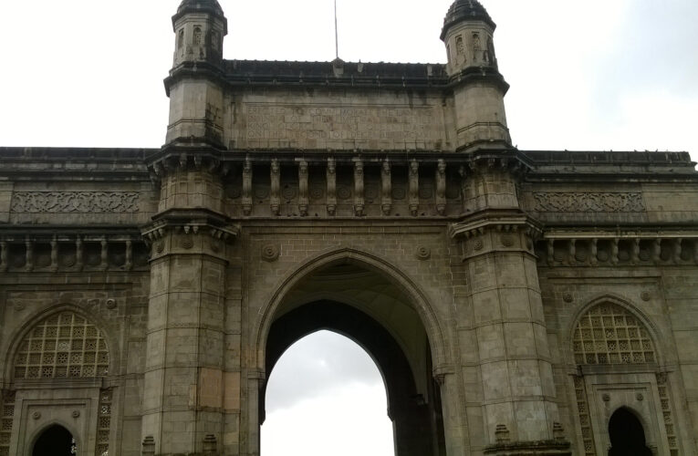 मुंबई का गेटवे ऑफ इंडिया पर्यटकों के आकर्षण का केंद्र है
