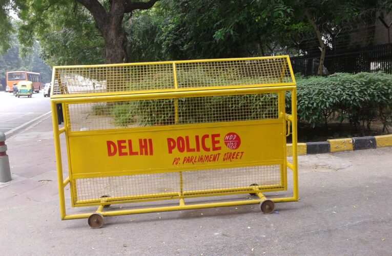 सुरक्षा जांच और बैरिकेडिंग से सार्वजनिक स्थान सुरक्षित रहते हैं