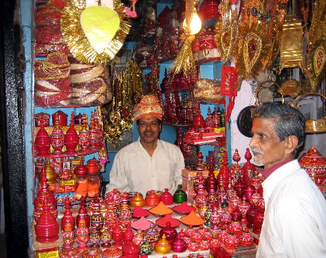 परंपरागत दुकानें शहर की अर्थव्यवस्था की रीढ़ हैं