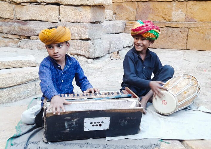 बच्चों के लोक गीतों से जीवित रहती है पुरानी परंपरा