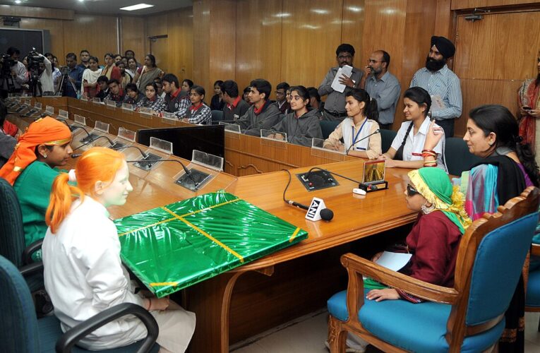 मूर्ति विसर्जन के दौरान दरोगा ने श्रद्धालुओं को पीटा, आक्रोश