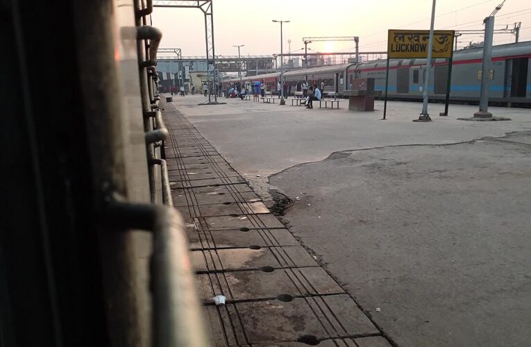 त्योहारों पर बाजारों की सजावट से रौनक बढ़ी