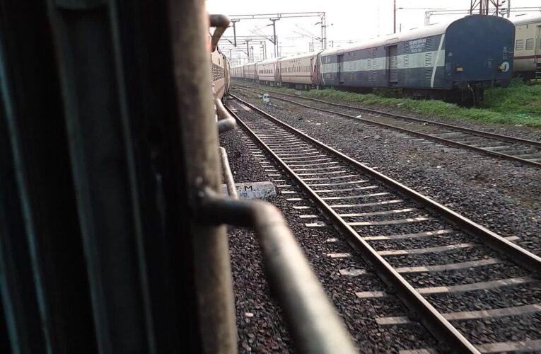 प्रयागराज के पंडालों में सुरक्षा जांच तेज, सीसीटीवी पर सवाल