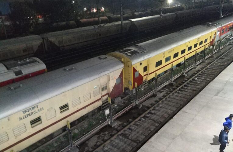 हाथरस मंडी में धान की बंपर आवक से लगा जाम