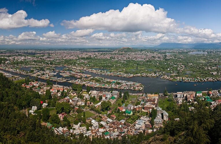 पार्कों में लगे नए झूले, बच्चों में खुशी की लहर दौड़ी