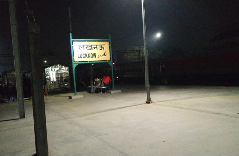 गंगा घाटों पर सफाई अभियान में स्वयंसेवक जुटे