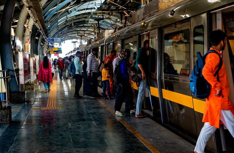 शाम तक बाजारों में दीपों और मिठाइयों की खरीदारी तेज