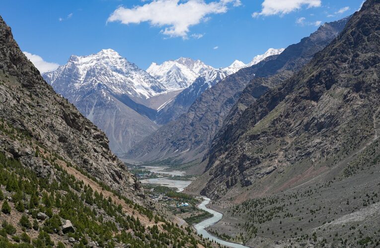 फ्लाइट में बम की बात, बच्ची के प्रैंक से हड़कंप