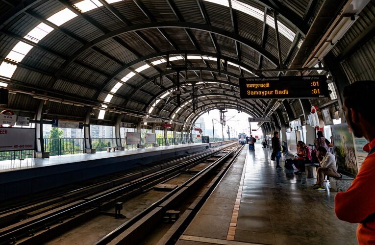 त्योहारी यात्रा के लिए बस अड्डों पर यात्रियों की भीड़ बढ़ी